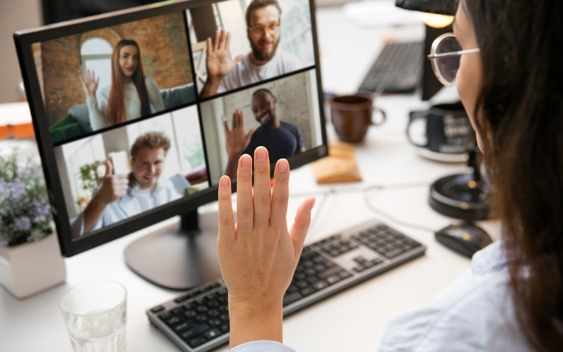 Remote meeting with 4 people on the screen